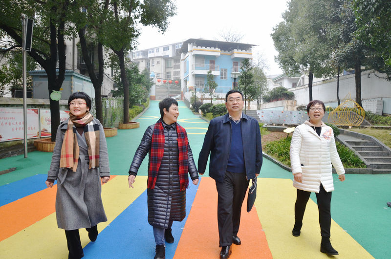 黨委書記雷春國一行調研附屬幼兒園