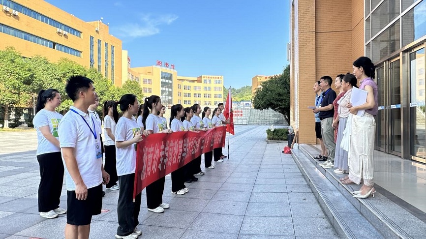 學院黨總支書記謝耀華作動員講話.jpg